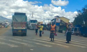 Road trip to Mombasa 3 Sultan Hamud - hawkers in the middle of the road